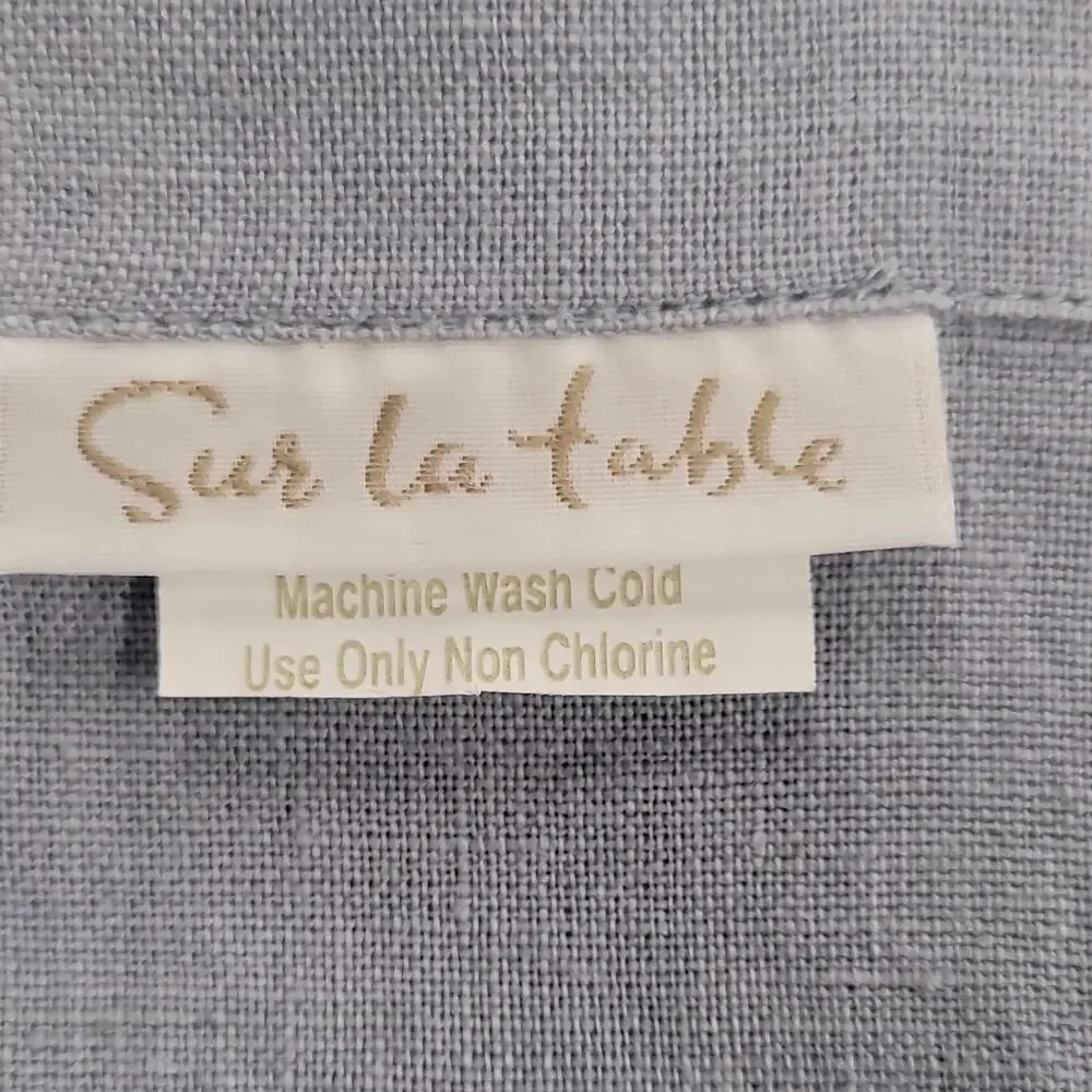 Sur la table Gray Solid Linen Hemmed Rectangular Table Runner